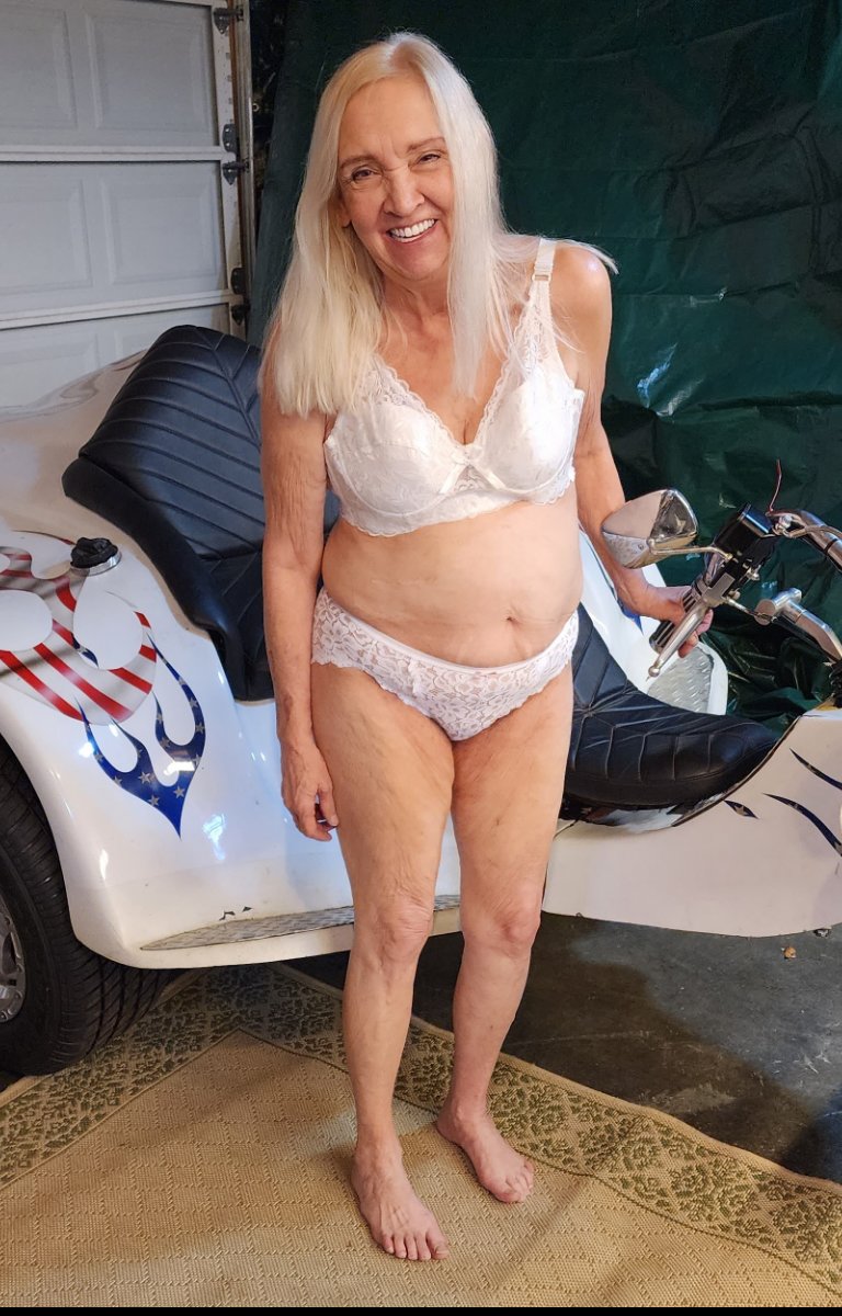 Ma femme Karen a conduit un groupe de motards noirs lors d'une balade alors qu'elle était nue