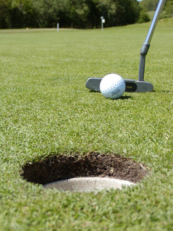 À genoux sur le terrain de golf