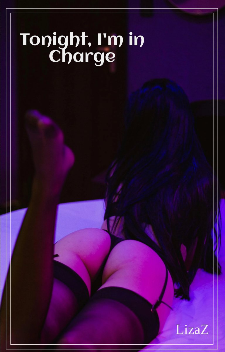 Ce soir, je suis aux commandes "Pas encore. Ce soir, je suis aux commandes. Ce soir, je vais te taquiner, te chevaucher, te vider jusqu'à ce que tu supplies, trembles et tires la plus grosse charge de ta vie. Compris?" Je ne pouvais pas respirer à la seconde où tu es entré dans mon appartement. La porte s'est refermée derrière toi, et le monde entier s'est rétréci à nous... moi dans ce petit slip de soie noire que j'avais acheté juste pour ce soir, celui qui couvre à peine mes fesses et s'accroche à chaque courbe comme s'il était peint, et toi, me dominant avec ce regard sombre et affamé dans tes yeux. Mes tétons étaient déjà des petits pics serrés qui poussaient contre le tissu fin...
