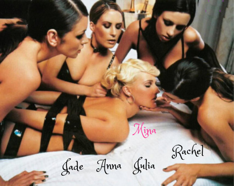 Mon histoire de vie Chapitre quatre Mon initiation, emmenée à la maison de campagne de Miss Harper pour les vacances et présentée à son groupe intime d'amies dépravées, Jade, Anna et Julia. Maîtresse Harper m'a annoncé qu'après avoir parlé à maman et papa et parce qu'ils étaient très occupés, je passerais les vacances de mi-trimestre avec elle dans son chalet. Alors que nous parcourions la campagne en discutant, je n'avais aucune idée que ma maîtresse était riche, ayant été extrêmement à l'aise avec son défunt mari. En quittant la route principale, nous nous sommes arrêtés devant un grand manoir géorgien. "C'est très charmant Mis...