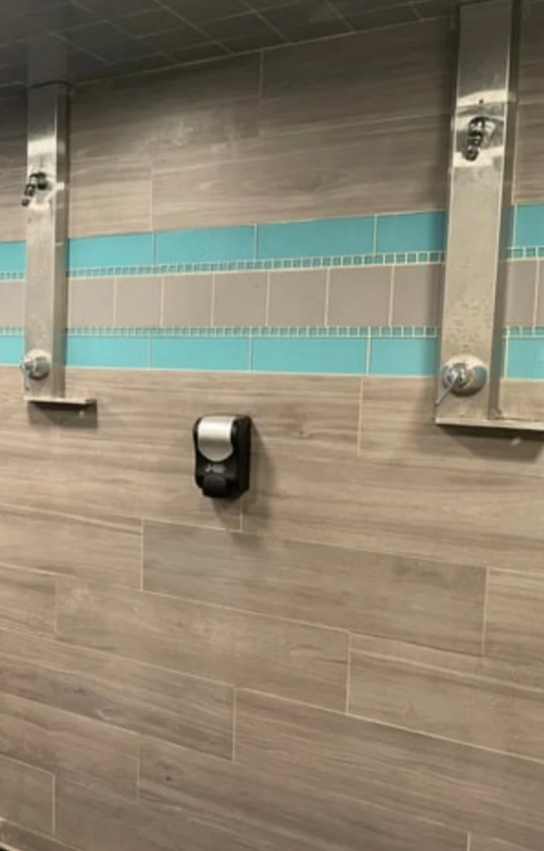 Excité dans les douches du gymnase